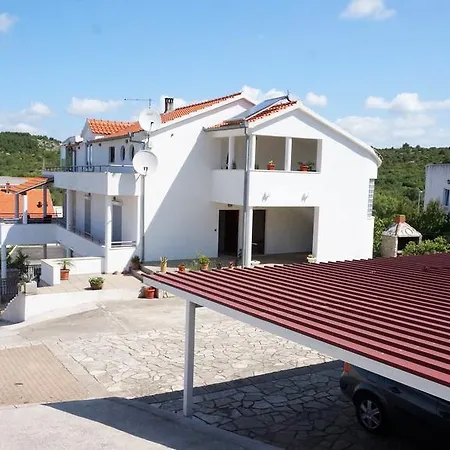 Maraca Tisno